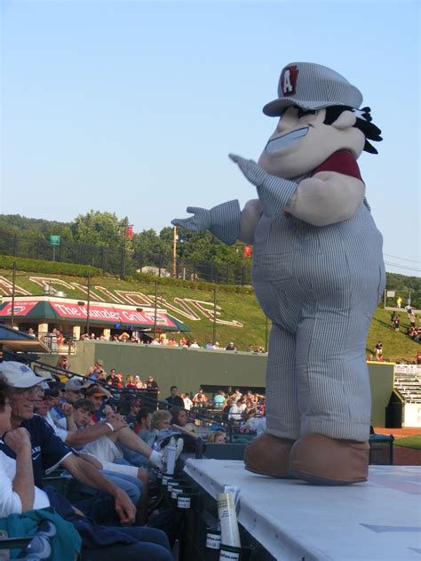 Spreading Joy and Laughter: The Comedy Aspect of the Tenacious Mascot Dance